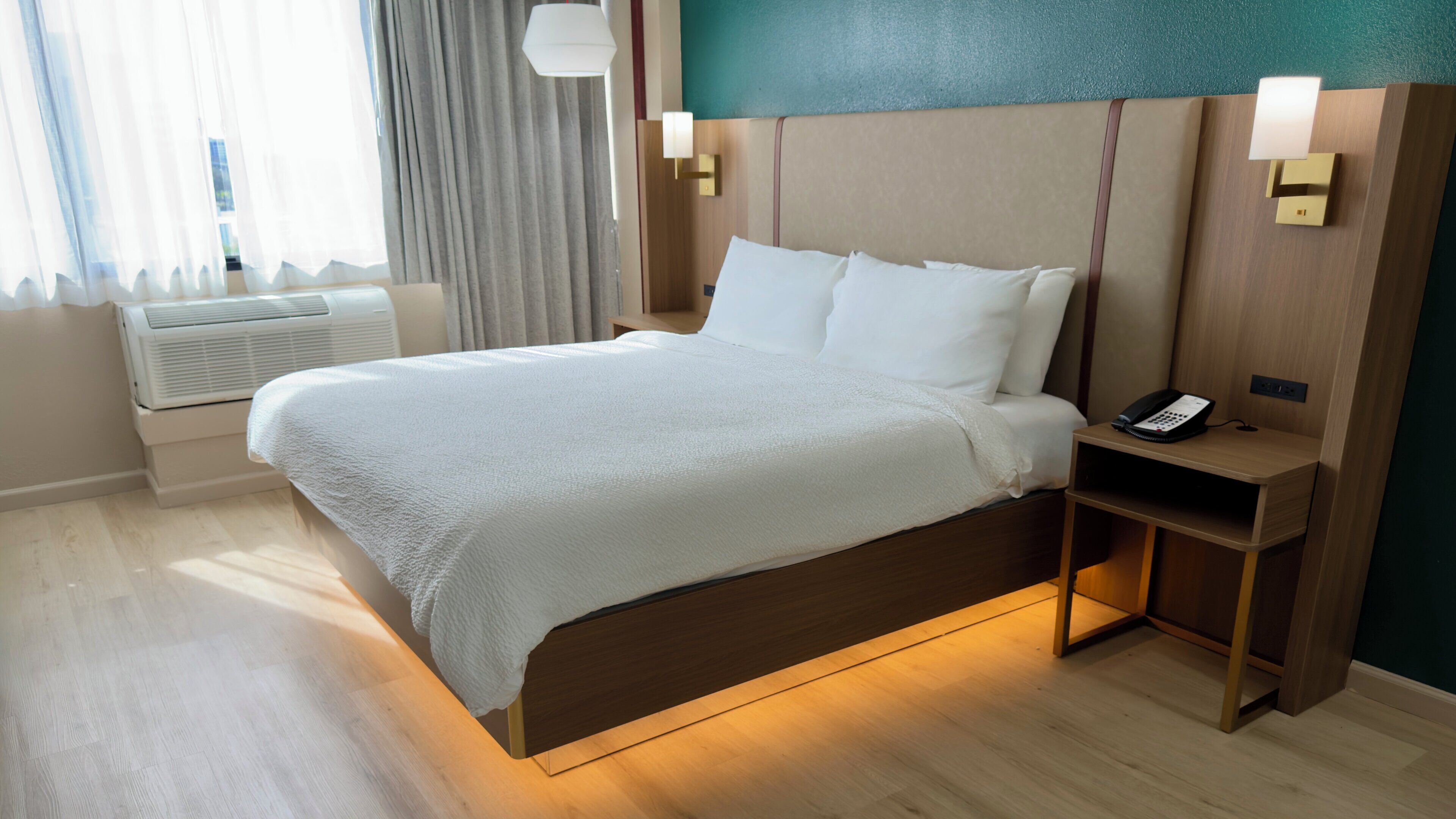 Skrivebord, skrivebord for bærbar PC og blendingsgardiner