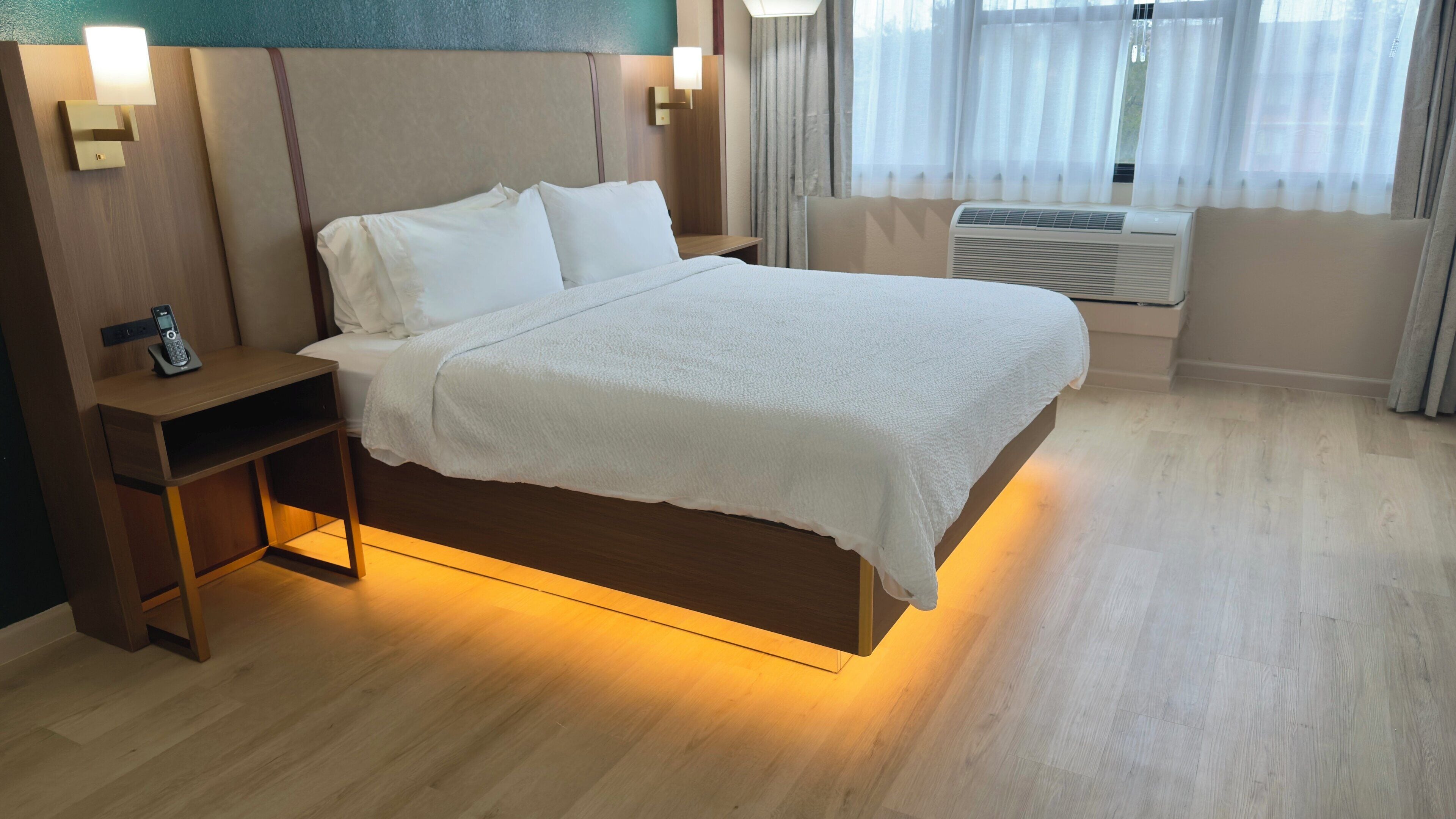 مكتب ومساحة عمل للكمبيوتر المحمول وستائر تعتيم ومكواة/لوح كي