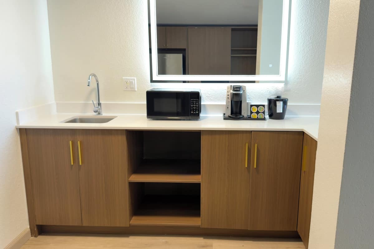 Escritorio, espacio para trabajar con laptop y cortinas blackout
