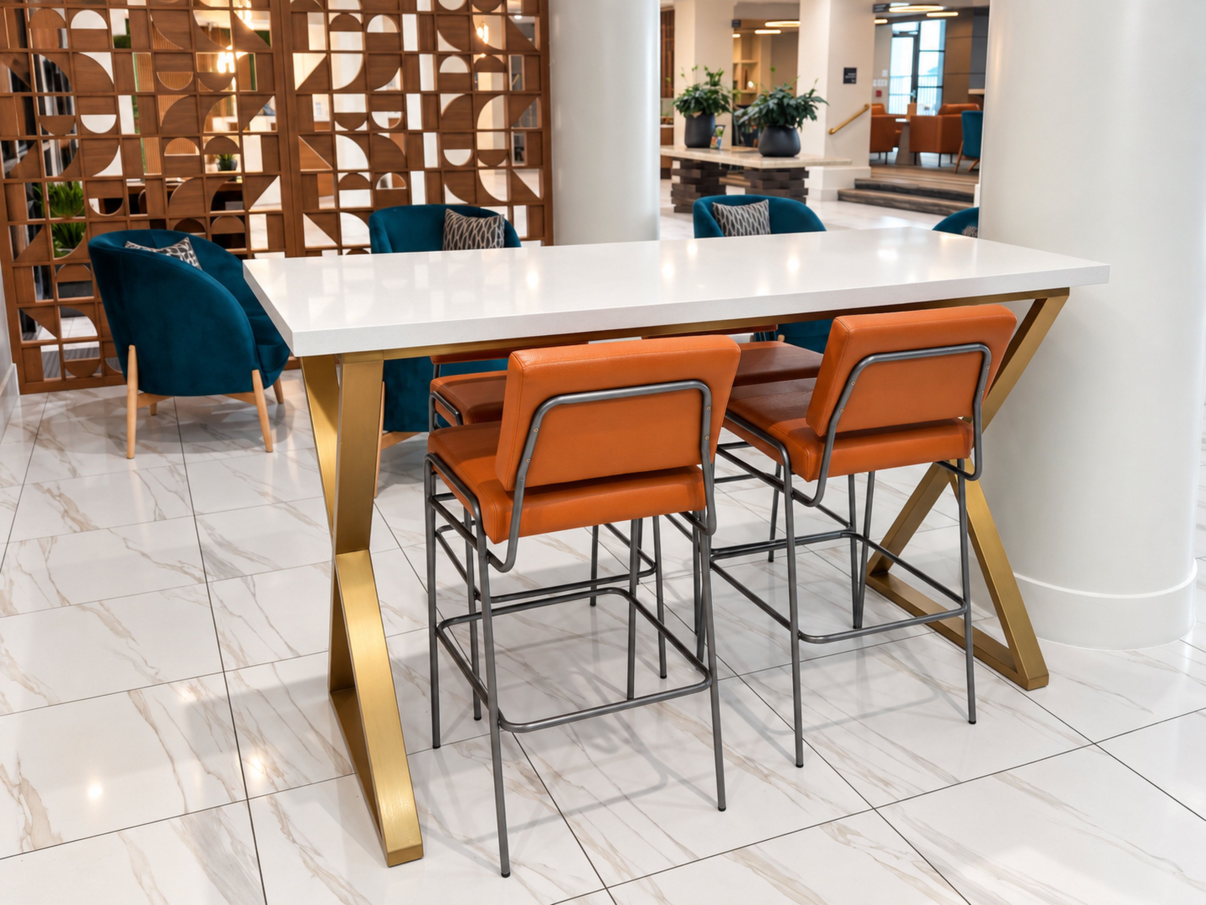 Uma sala de jantar moderna com uma mesa branca e quatro cadeiras laranjas.