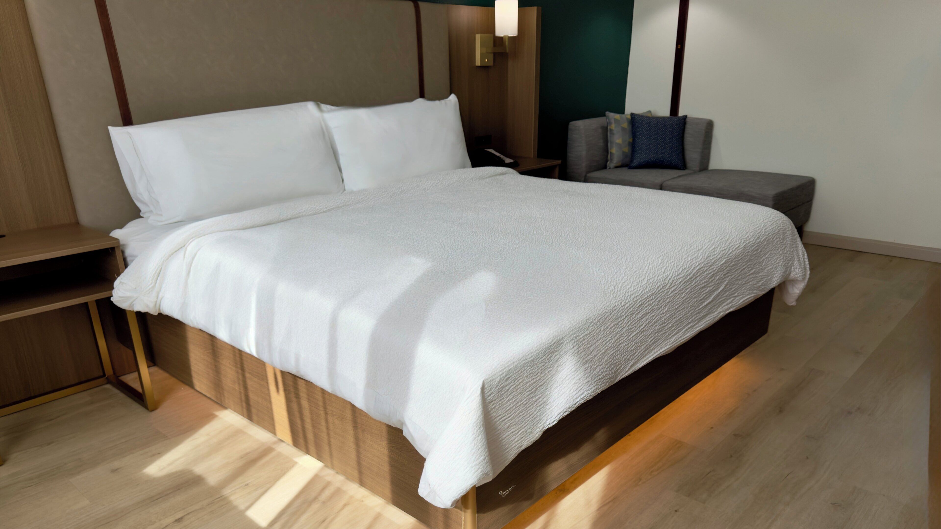 مكتب ومساحة عمل للكمبيوتر المحمول وستائر تعتيم ومكواة/لوح كي