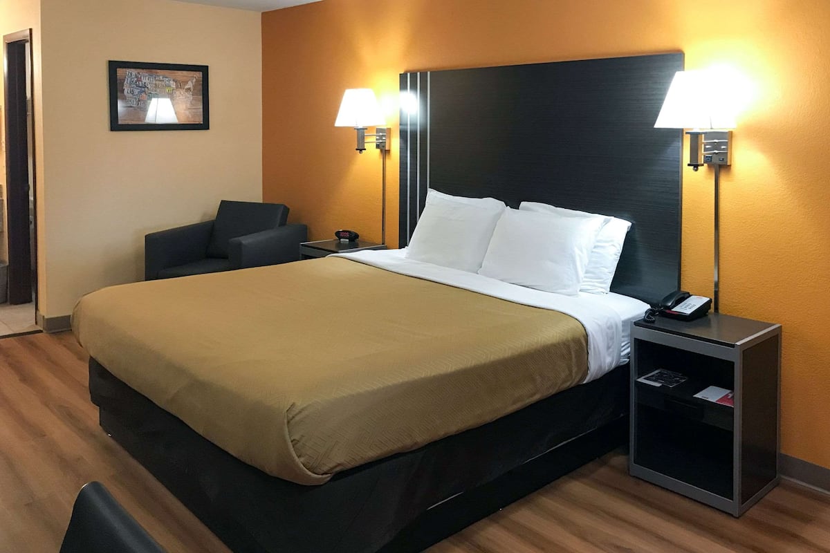 Standard Room, 1 King Bed, Non Smoking | Soundproofing, iron/ironing board, free WiFi, bed sheets