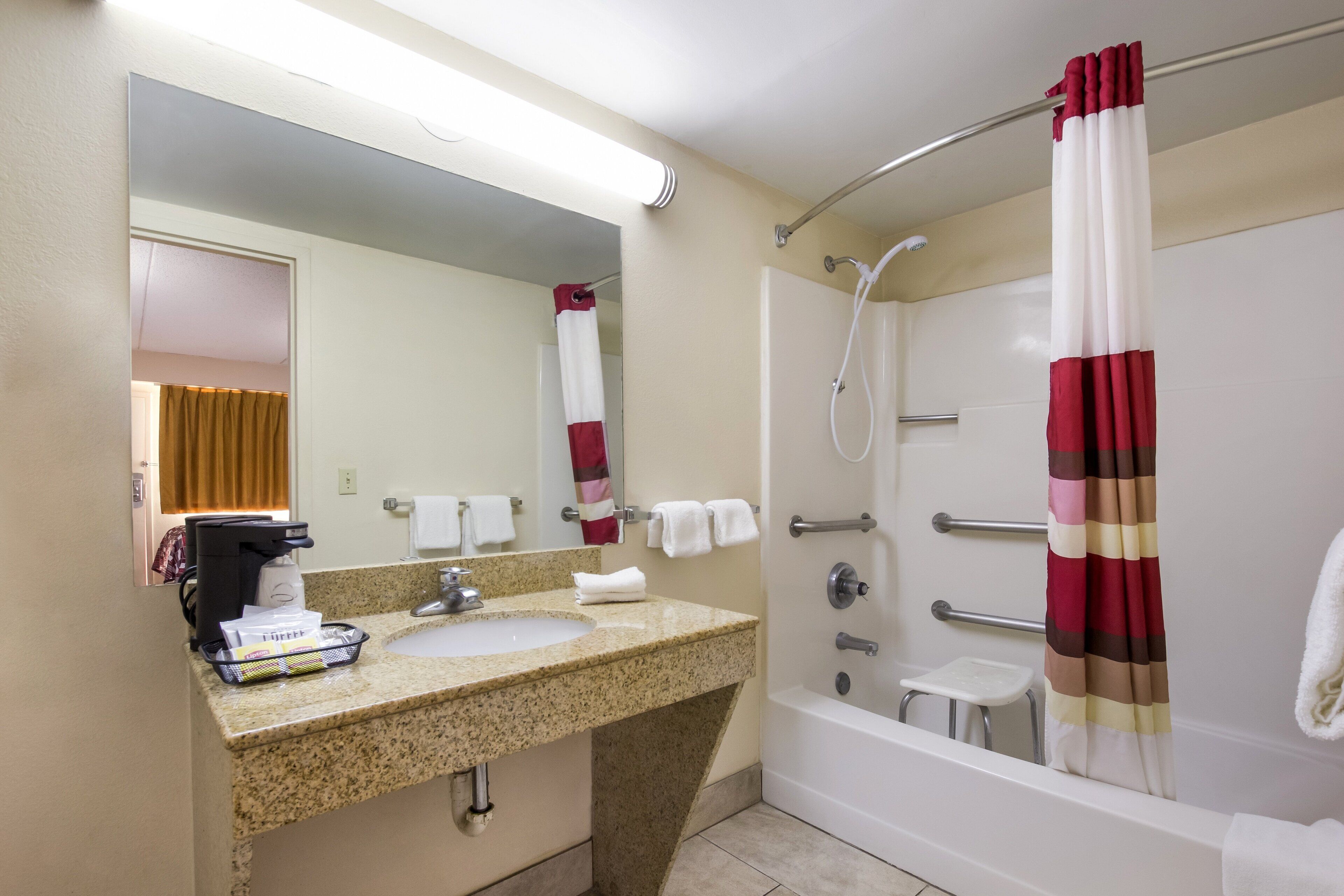 Combined shower/bathtub, deep-soaking bathtub, free toiletries, towels