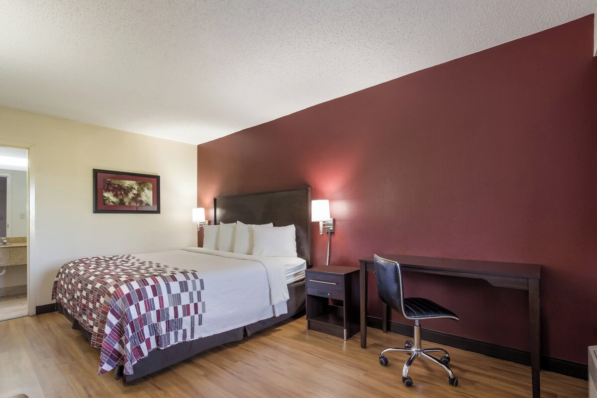 Superior Room, 1 King Bed, Non Smoking | Desk, laptop workspace, blackout curtains, rollaway beds