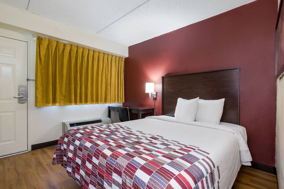 Desk, laptop workspace, blackout curtains, rollaway beds