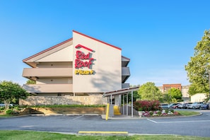 A Red Roof Plus hotel with a modern design, featuring a prominent sign, a covered entrance, and a parking lot. - Red Roof Inn PLUS+ Baltimore-Washington DC/BWI Airport (Linthicum Heights)