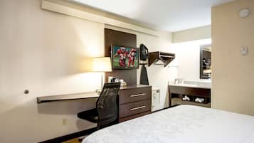 Standard Room, 1 King Bed (Smoke Free) | Cofres nos quartos, escrivaninha, cortinas blackout, Wi-Fi de cortesia