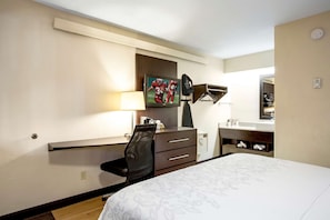Standard Room, 1 King Bed (Smoke Free) | In-room safe, desk, blackout drapes, free WiFi - Red Roof Inn PLUS+ Baltimore-Washington DC/BWI Airport (Linthicum Heights)
