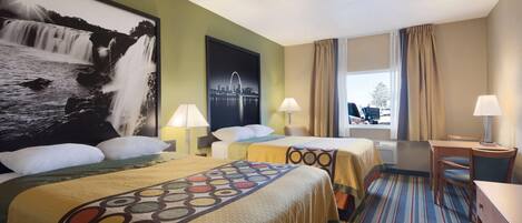 Une chambre d’hôtel avec deux lits, un bureau et une chaise. Il y a deux lampes sur le bureau et une grande fenêtre avec des rideaux.