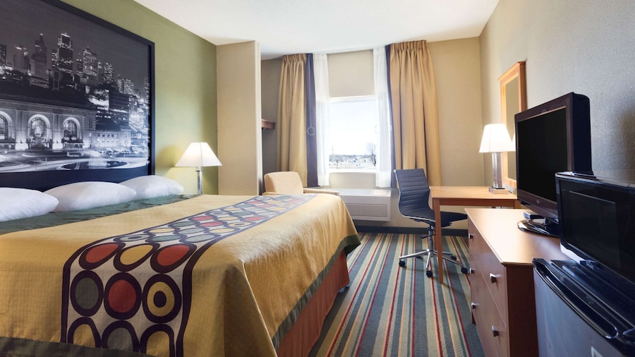 Super 8 by Wyndham Lees Summit