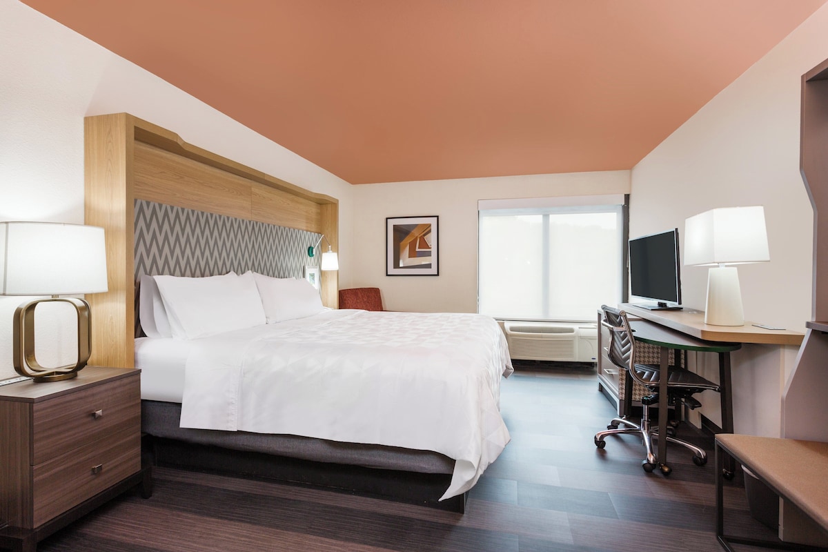 Standard Room, 1 King Bed | In-room safe, desk, blackout curtains, iron/ironing board