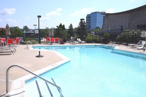 A swimming pool with lounge chairs and a lifeguard stand. - Holiday Inn Timonium Baltimore North by IHG (Lutherville Timonium)