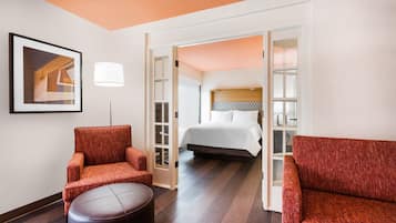 Zimmersafe, individuell eingerichtet, Schreibtisch