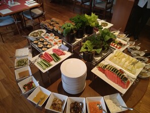 Desayuno buffet (INR 1000 por persona) 