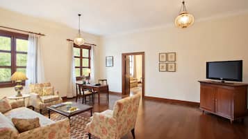 Luxury Suite with Living Room | Living room