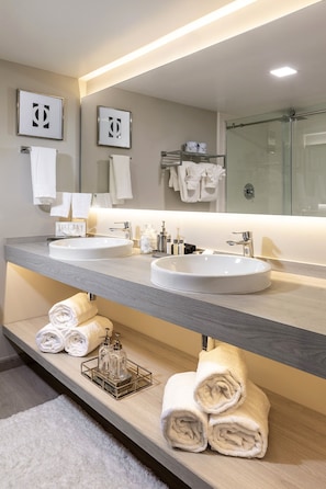 Douche, articles de toilette écologiques, sèche-cheveux