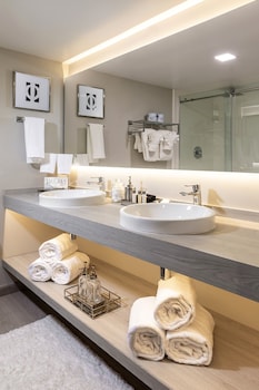 Shower, eco-friendly toiletries, hair dryer, towels at Palazzo Lakeside Hotel