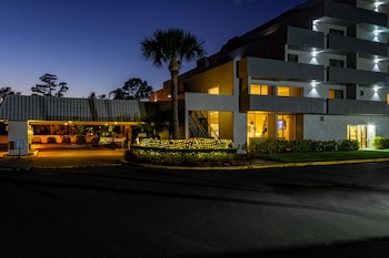 Hotel entrance at Palazzo Lakeside Hotel