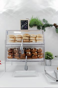 Free daily continental breakfast at Palazzo Lakeside Hotel