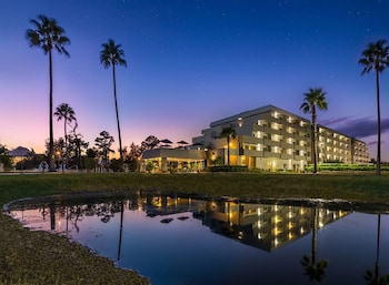 Hotel exterior and entrance at Palazzo Lakeside Hotel