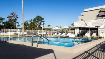 Piscine extérieure, chaises longues
