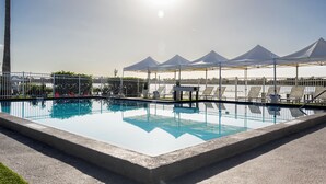 室外游泳池，09:00 至 21:00 开放，日光浴躺椅