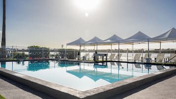 Piscine extérieure, chaises longues
