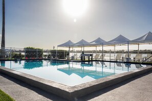 Piscine extérieure, chaises longues