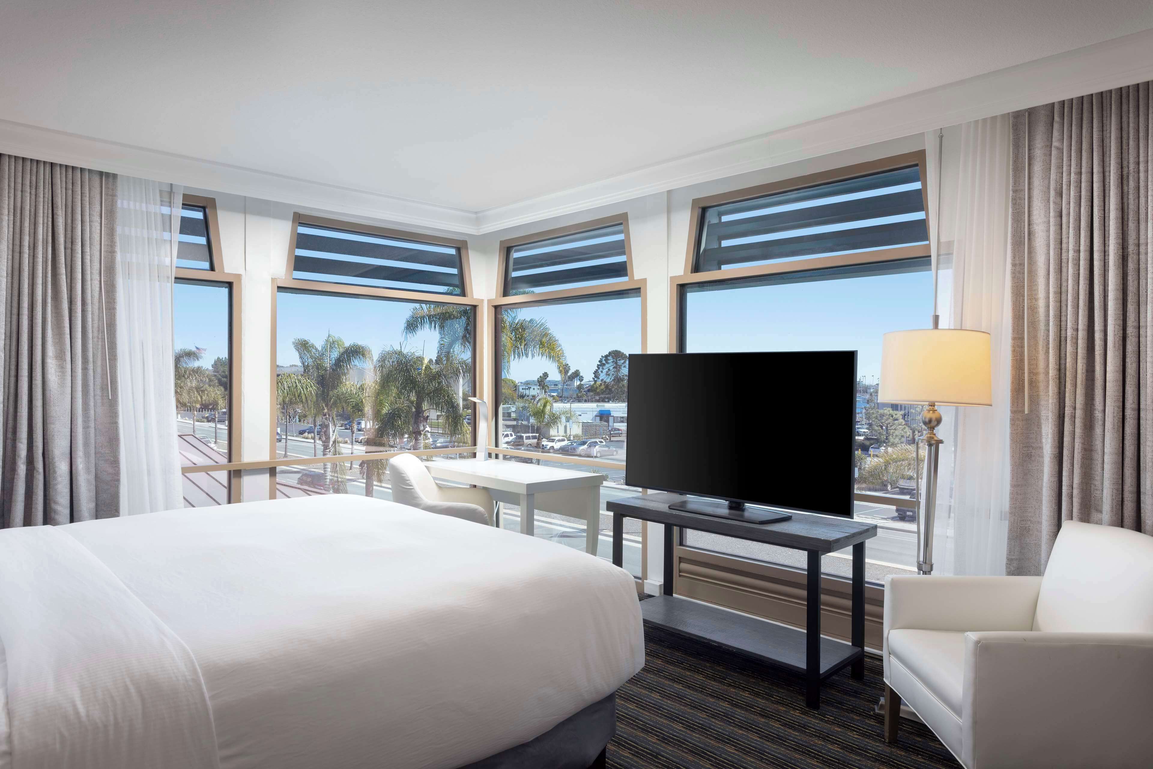 suite, 1 king bed (extra bath) | in-room safe, desk, blackout curtains, iron/ironing board