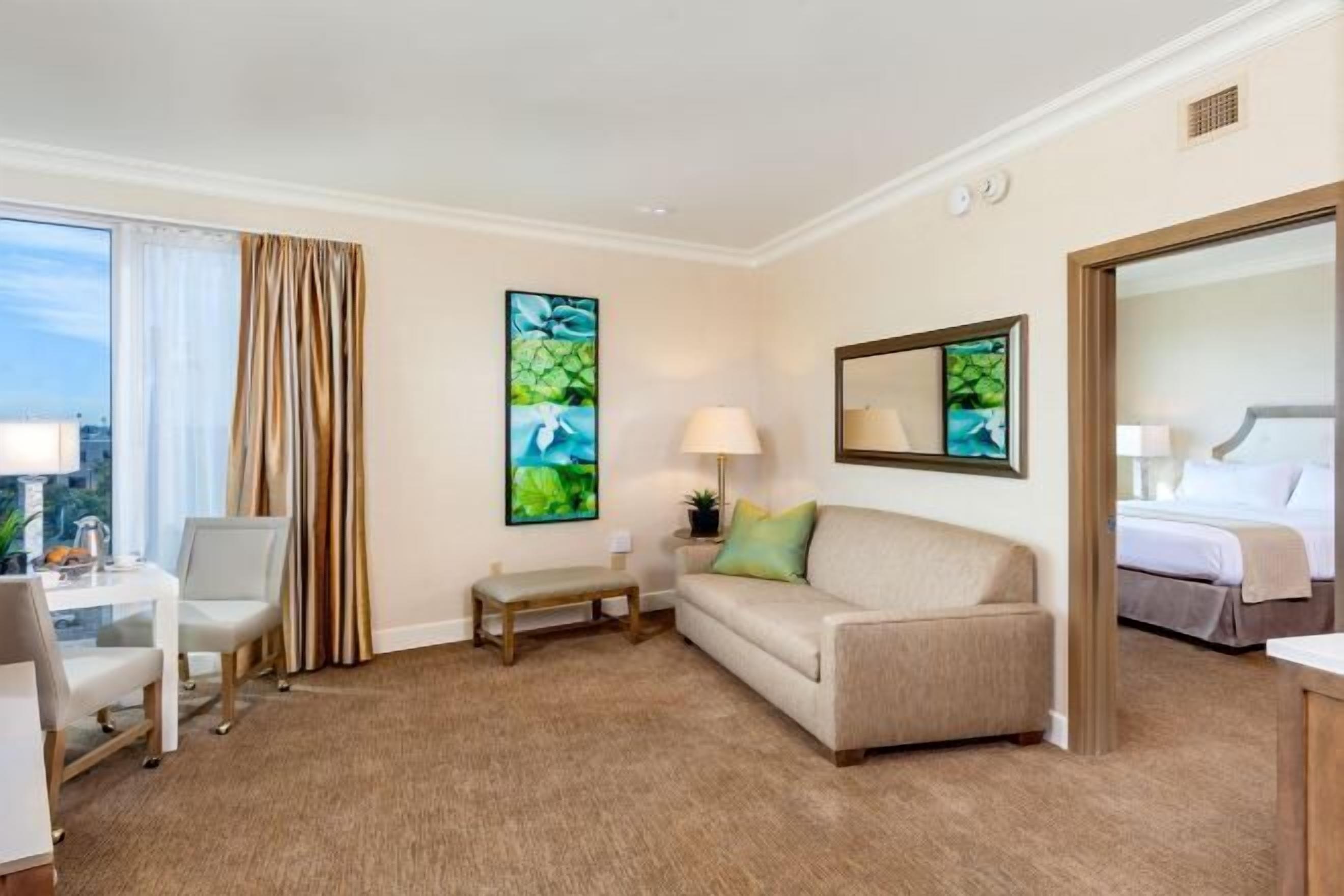 Wohnbereich | 37-Zoll-Flachbildfernseher mit Kabelempfang, Fernseher