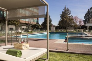 Alberca al aire libre por temporada y camastros 