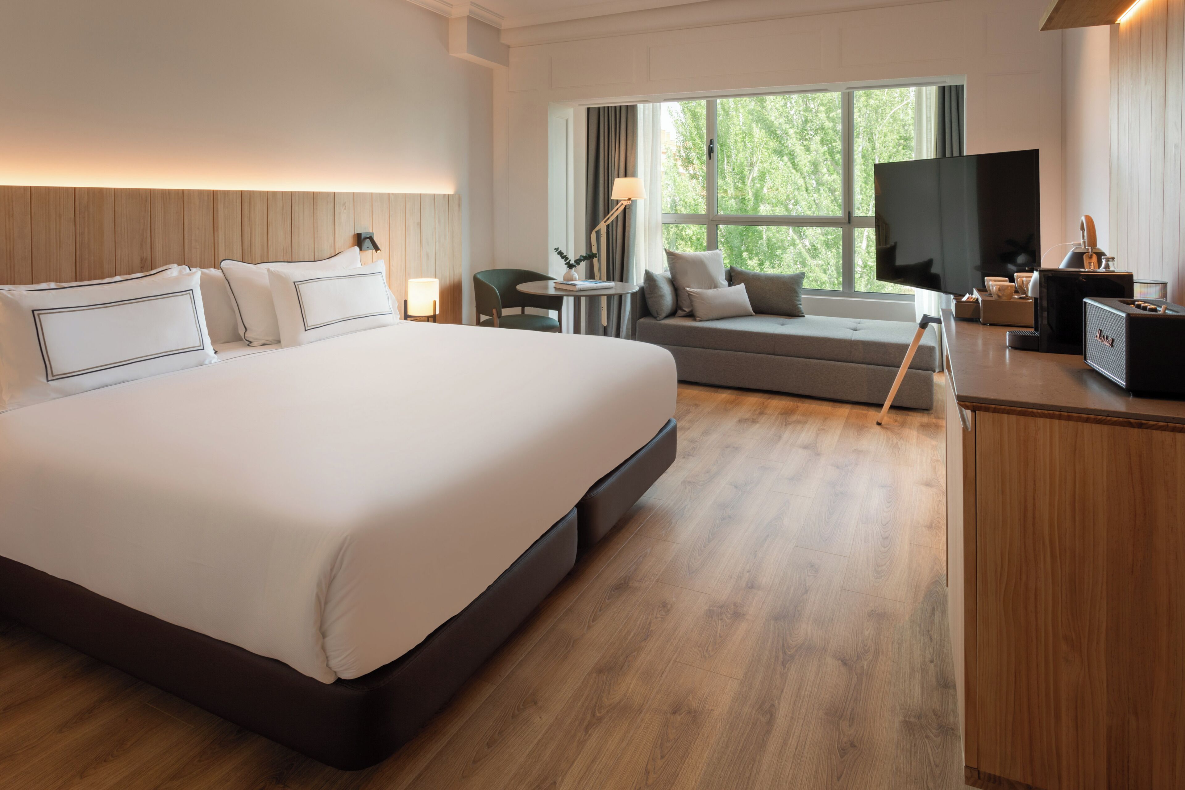 Caja de seguridad en la habitación, cortinas blackout y insonorización 