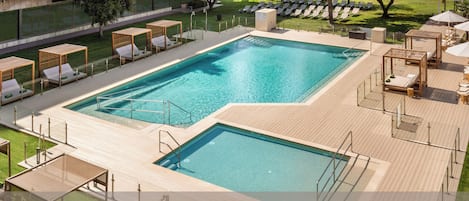 AuĂenpool (je nach Saison geöffnet), LiegestĂŒhle