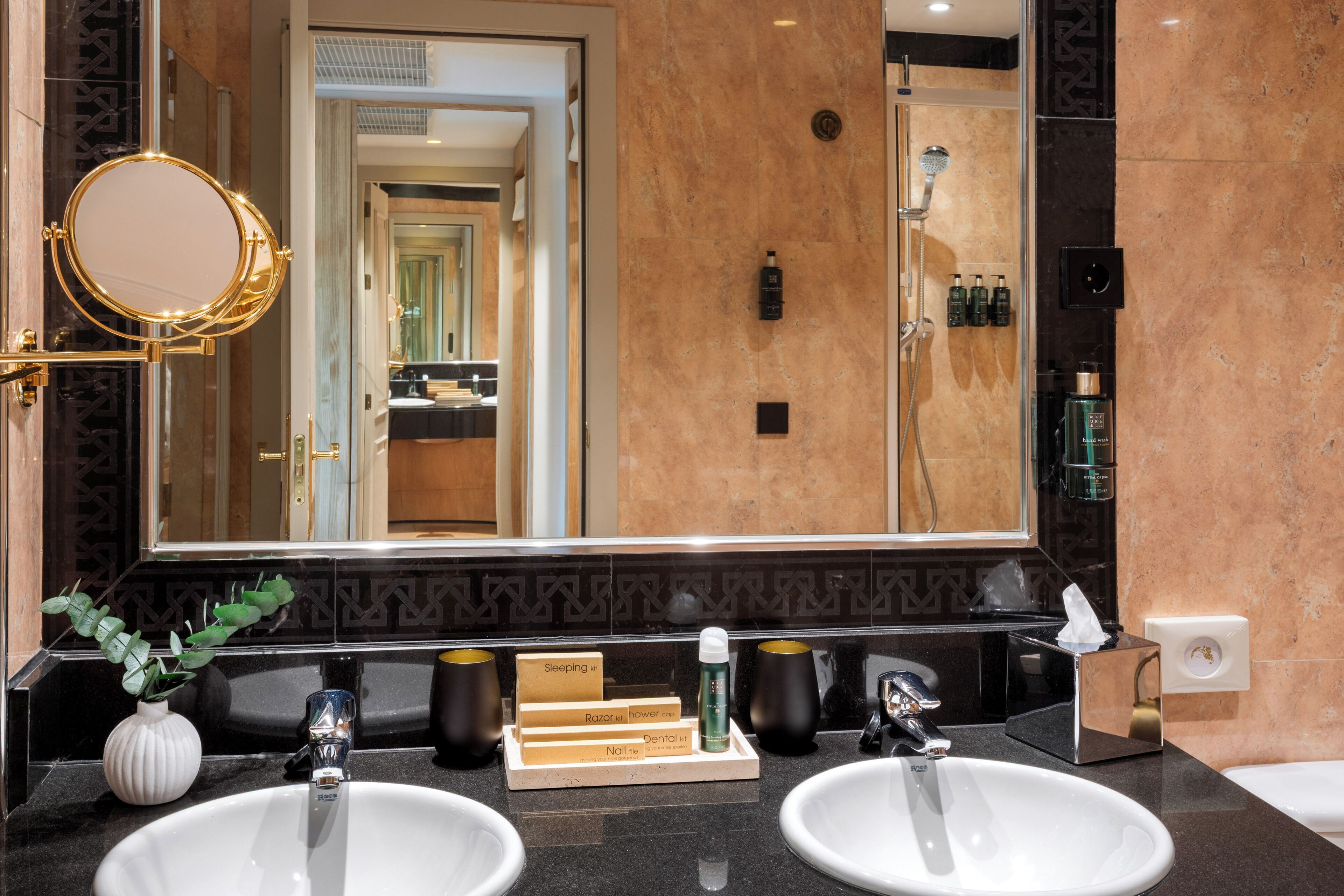 combined shower/bathtub, eco-friendly toiletries, towels