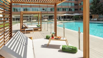 Piscina stagionale all'aperto, lettini