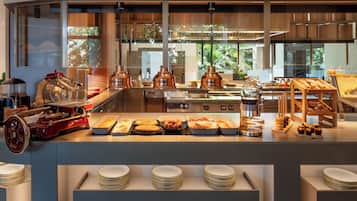 朝食、ランチ、ディナー、ブランチに営業