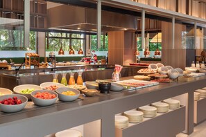 Breakfast, lunch, dinner and brunch served - Melia Madrid Barajas (Madrid)