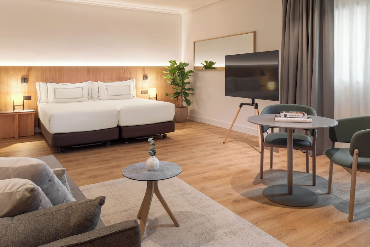 Safe på rommet, blendingsgardiner, lydisolert og strykejern/-brett