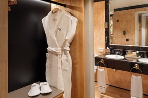 Ein modernes Badezimmer mit einem Holzwaschtisch, zwei Waschbecken und einem großen Spiegel.