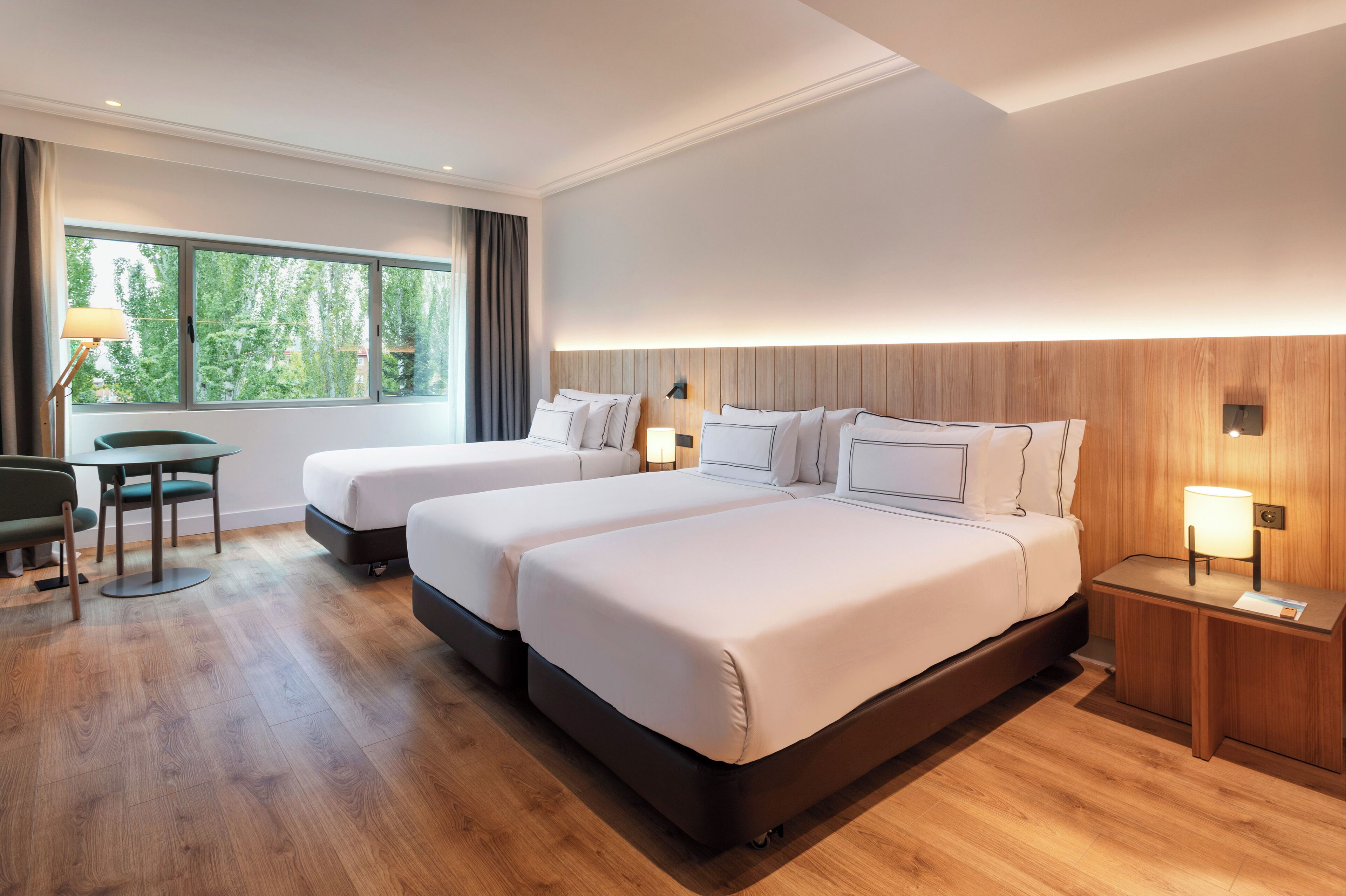 Tremannsrom | Safe på rommet, blendingsgardiner, lydisolert og strykejern/-brett