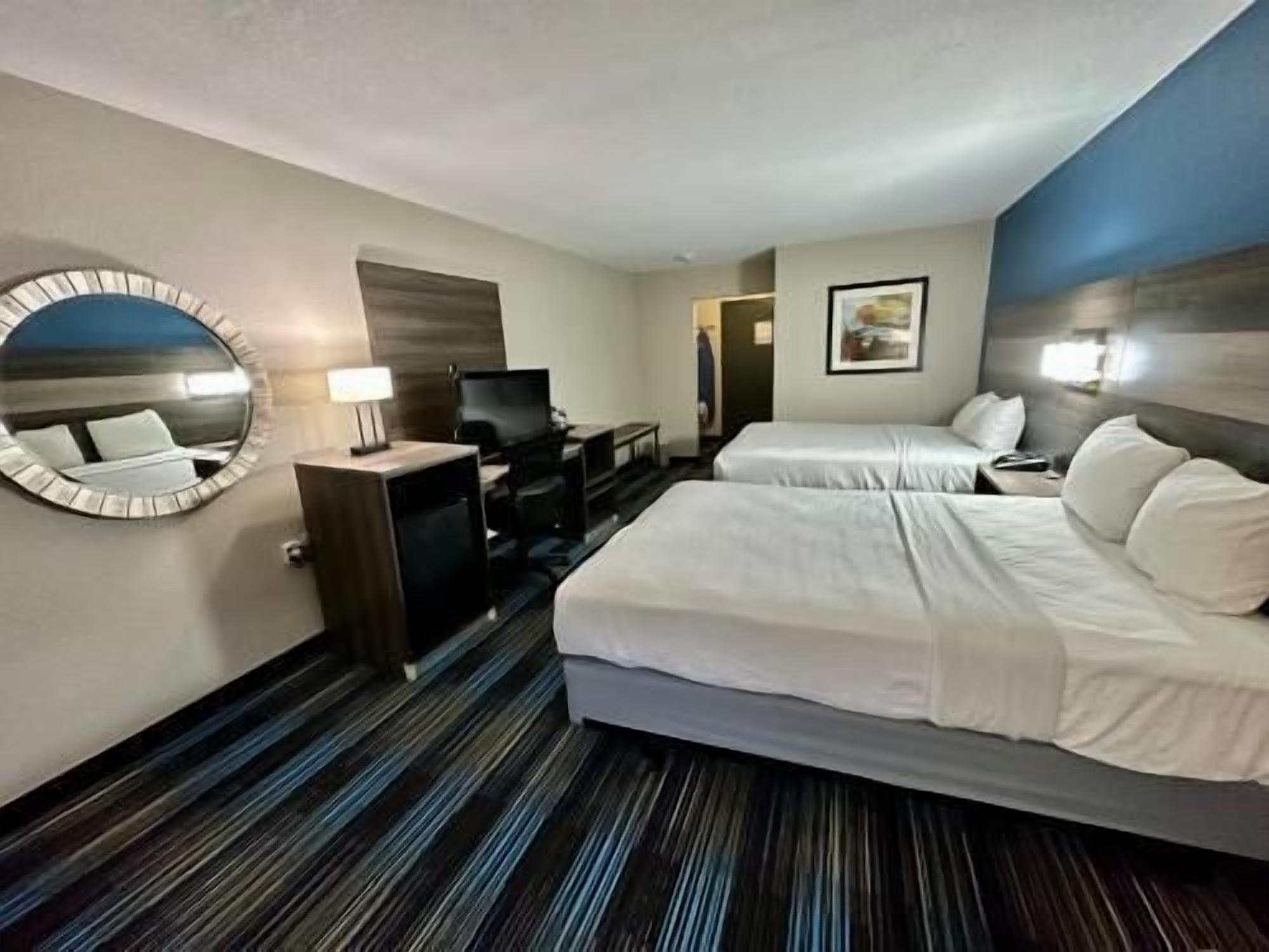 Sängtillbehör av högsta kvalitet, skrivbord och strykjärn/strykbräda