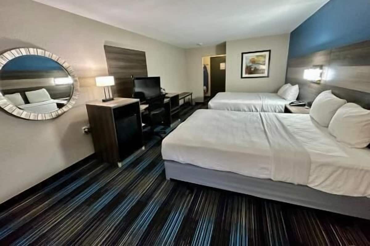 Premium bedding, desk, iron/ironing board, free WiFi