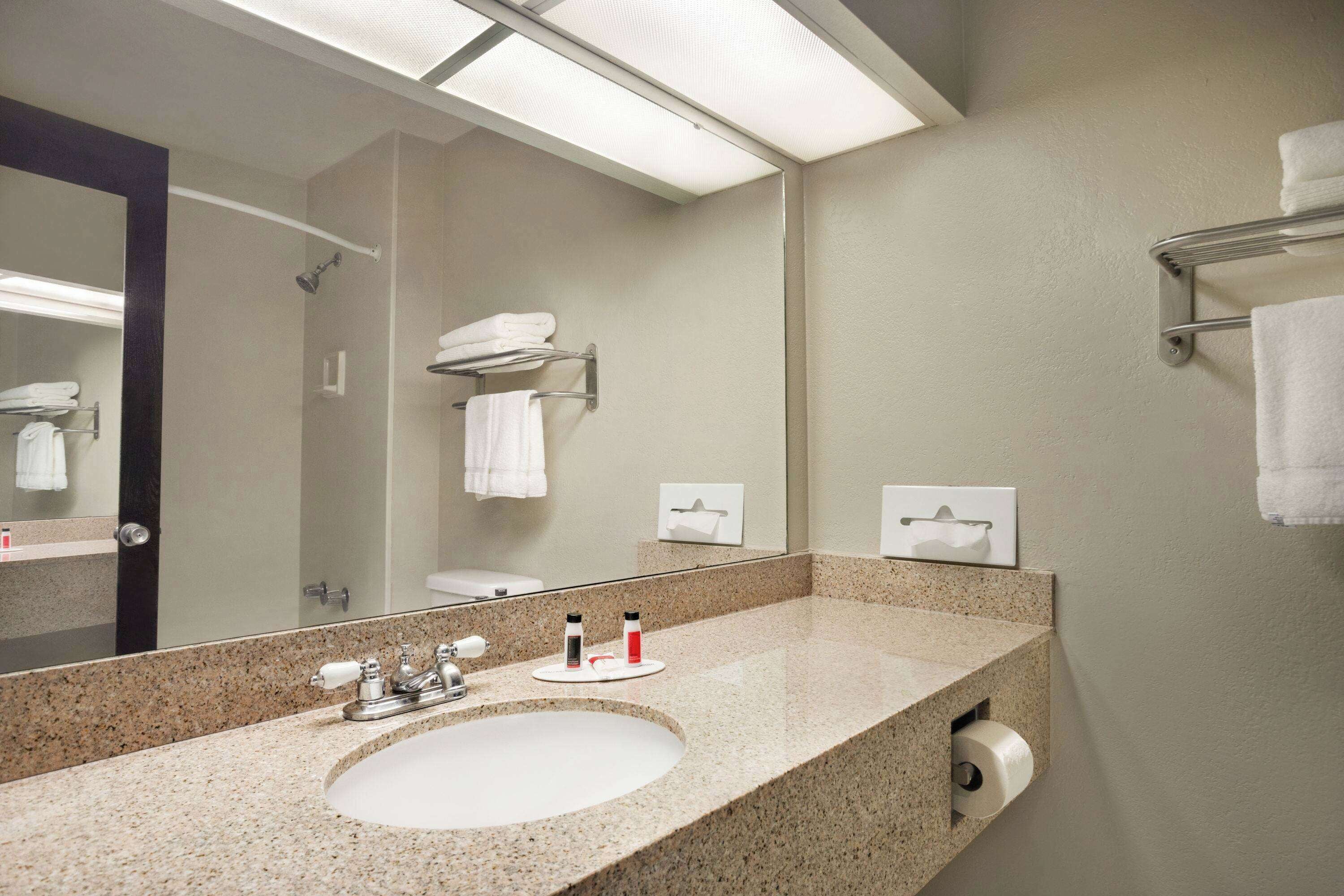 Gabungan pancuran/tab mandi, kelengkapan dandanan diri percuma 