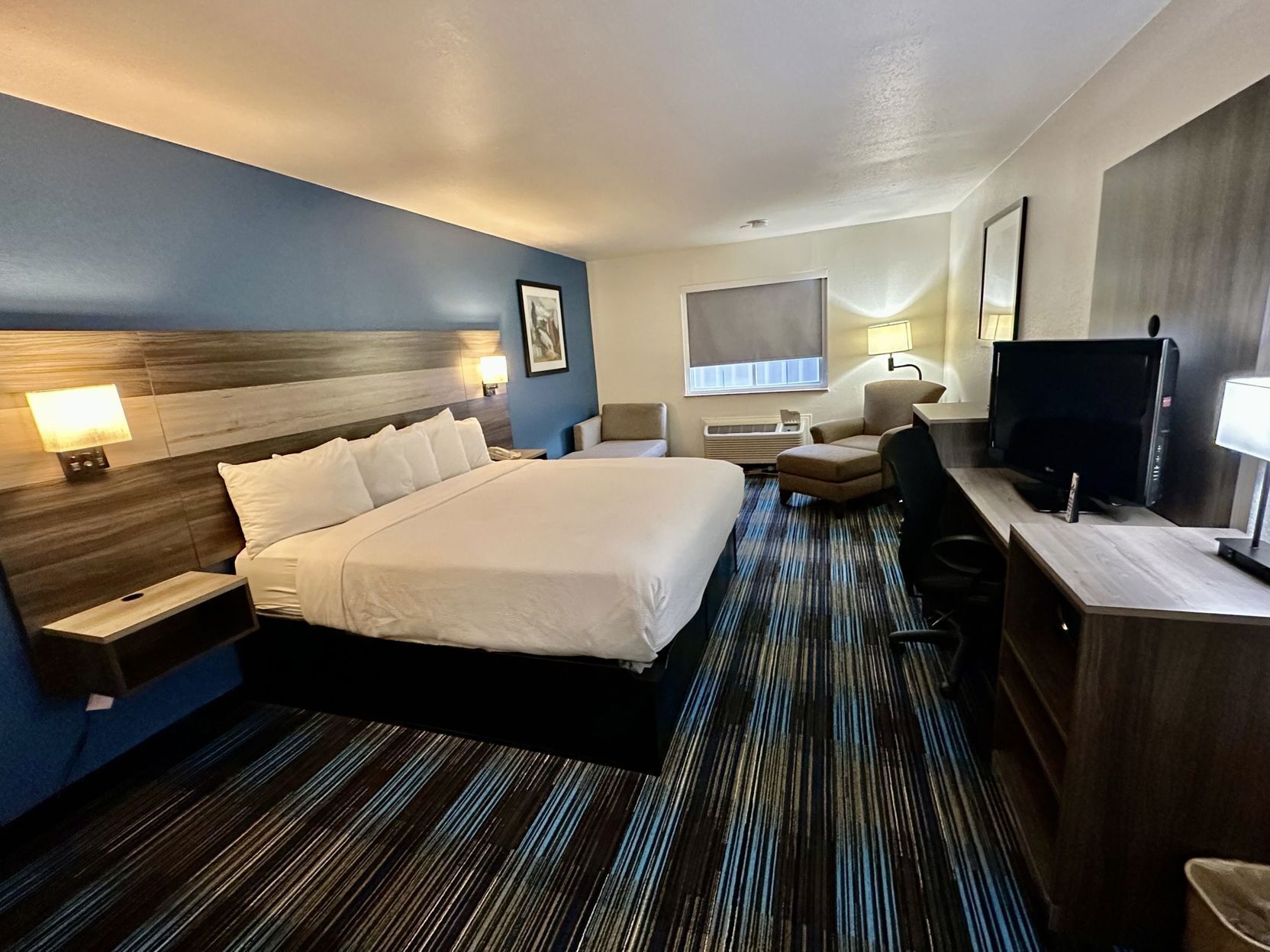 Premium bedding, desk, iron/ironing board, free WiFi
