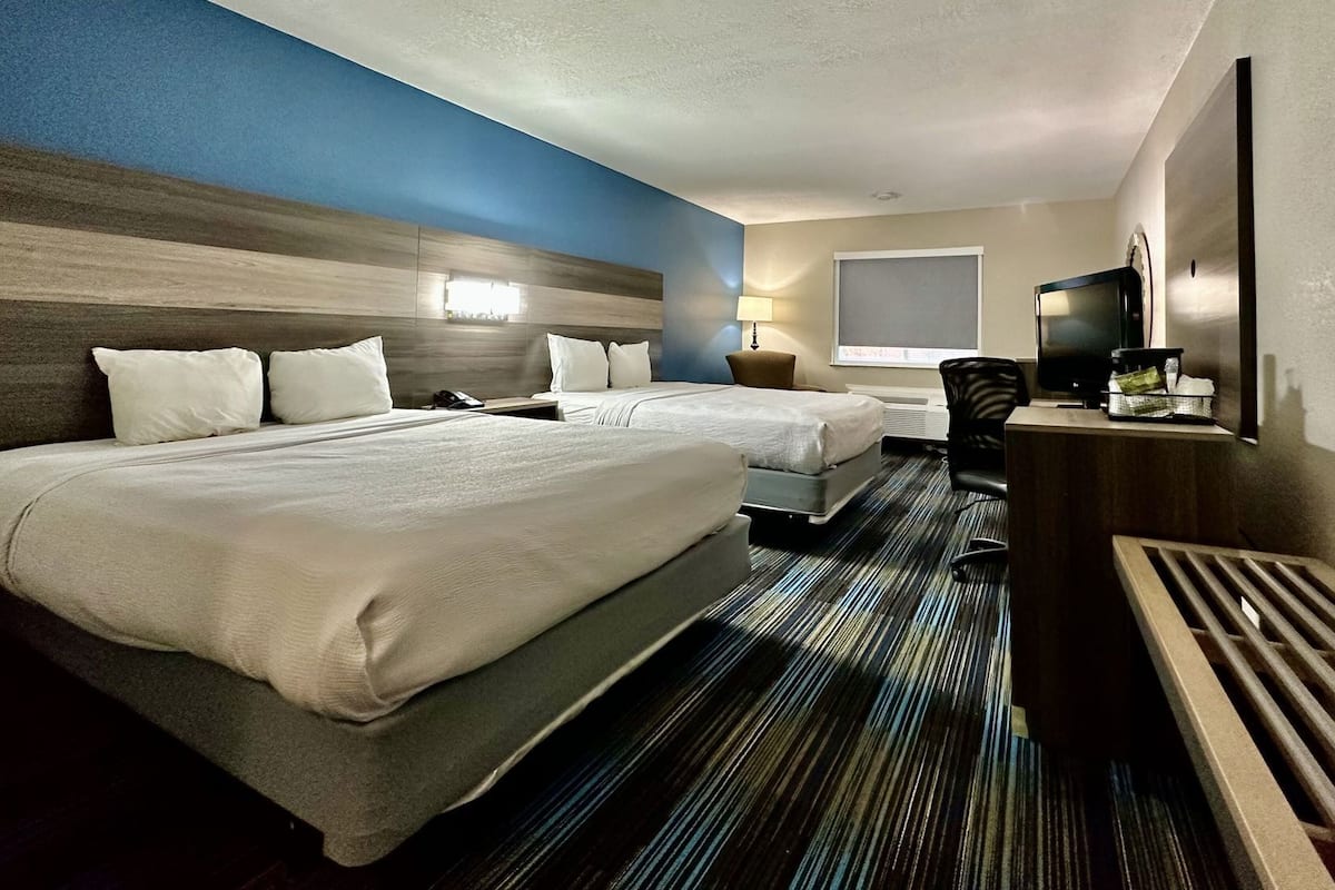 Premium bedding, desk, iron/ironing board, free WiFi