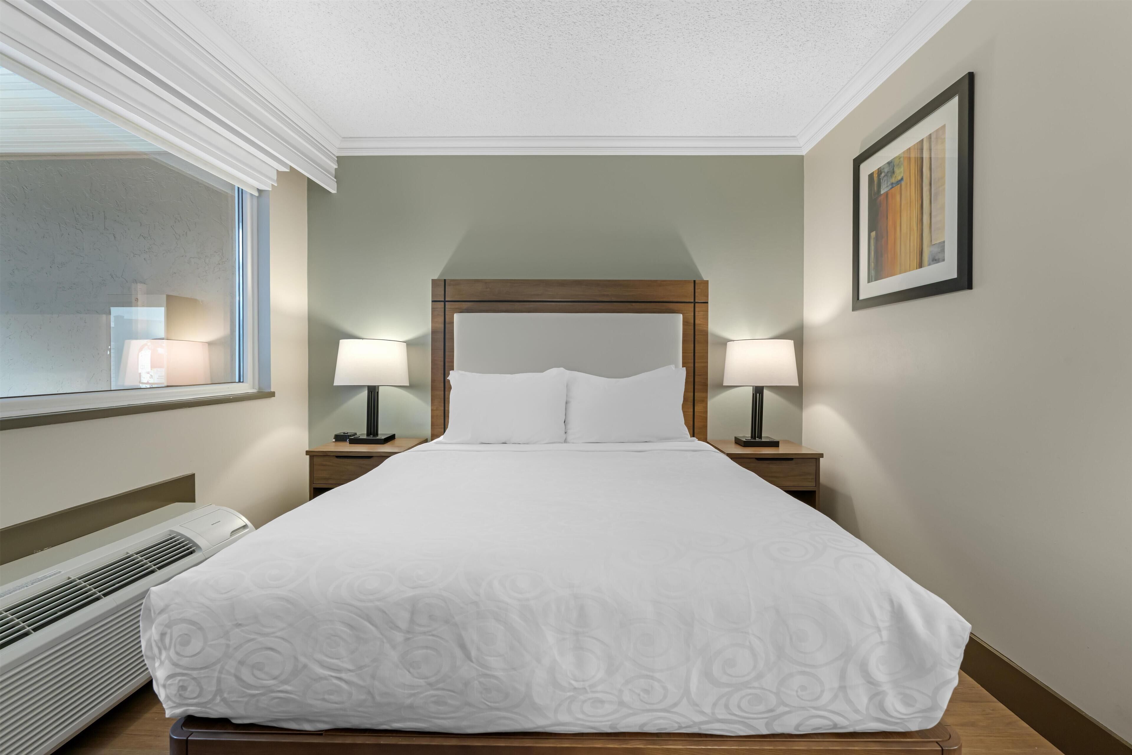 Rom – standard, 1 queensize-seng, tilgjengelighetstilpasset, badekar | Safe på rommet, skrivebord og skrivebord for bærbar PC