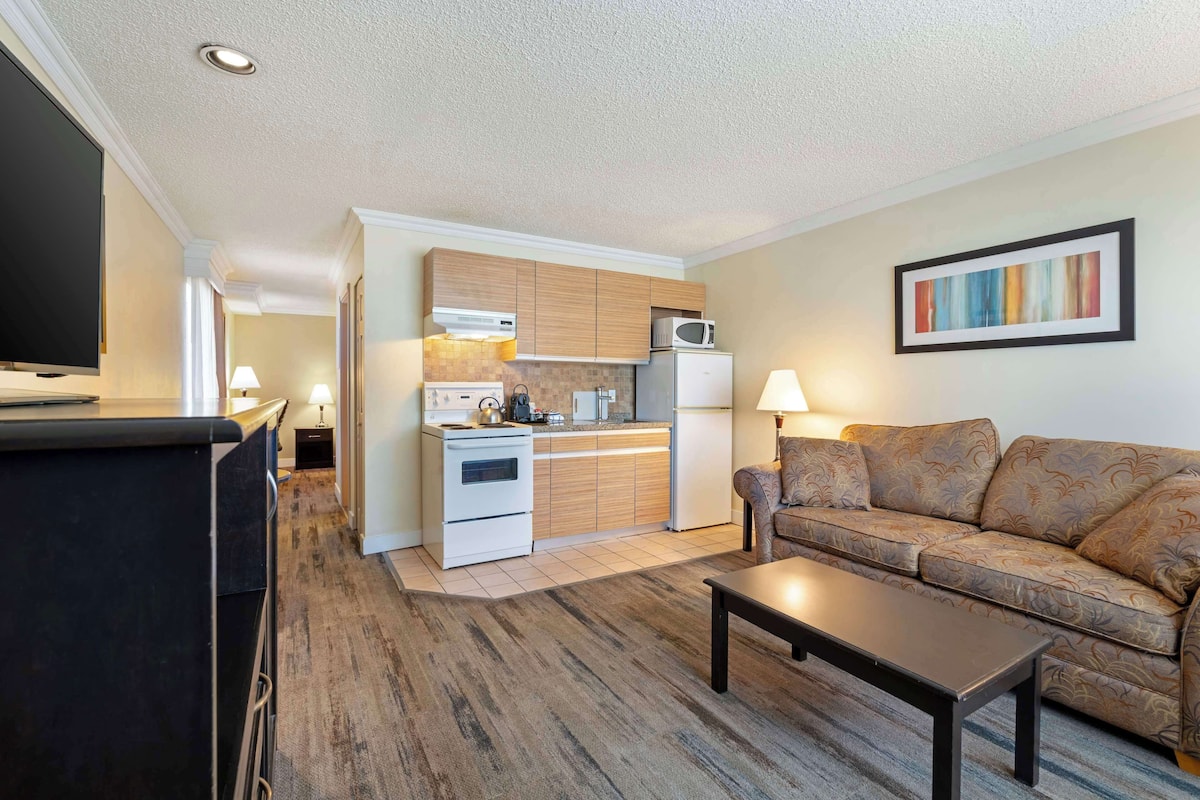 Suite, 1 Queen Bed, Non Smoking, Kitchen (with Sofabed, Full Kitchen) | In-room safe, desk, laptop workspace, blackout curtains