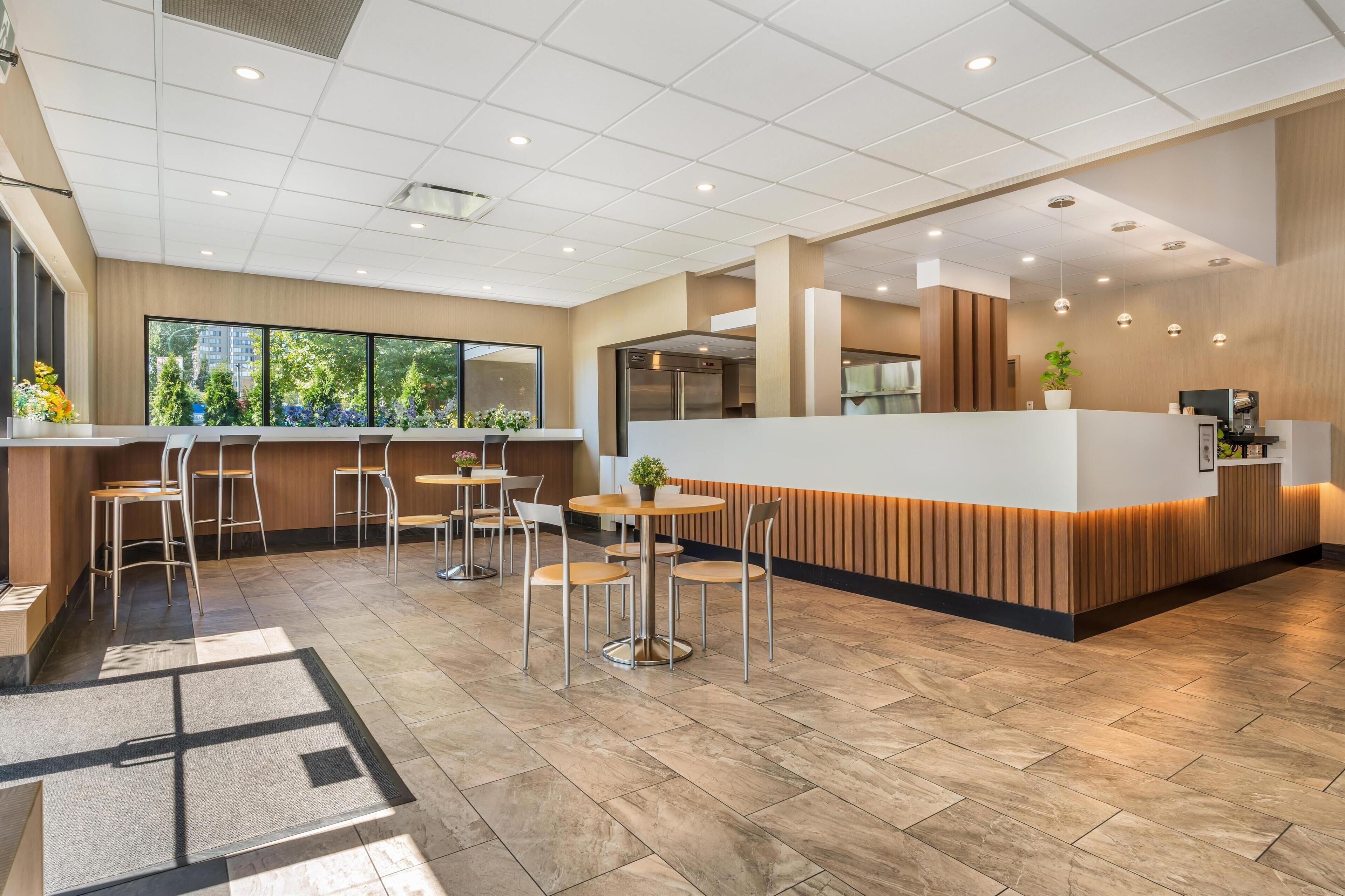 供應午餐和晚餐