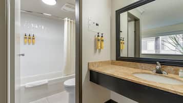 Un baño con bañera, inodoro y lavamanos.