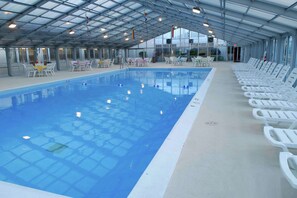 Piscine intérieure, accès possible de 6 h à 22 h, chaises longues